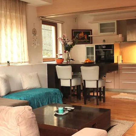 Apartman Warm Getaway 1br W Balcony Free Garage Prkng *