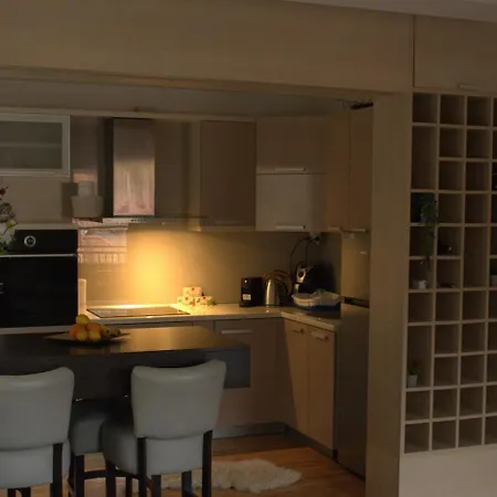 Warm Getaway 1br W Balcony Free Garage Prkng Apartman