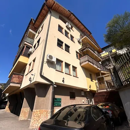 Warm Getaway 1br W Balcony Free Garage Prkng Apartman