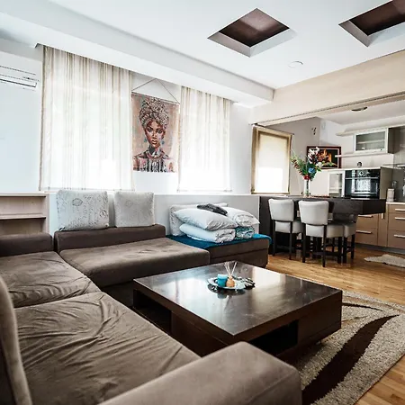 Warm Getaway 1br W Balcony Free Garage Prkng *