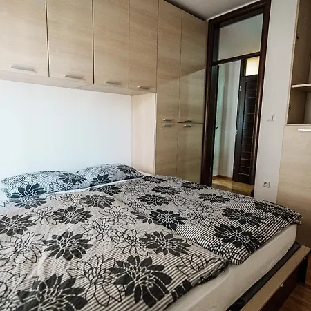 Warm Getaway 1br W Balcony Free Garage Prkng Apartman